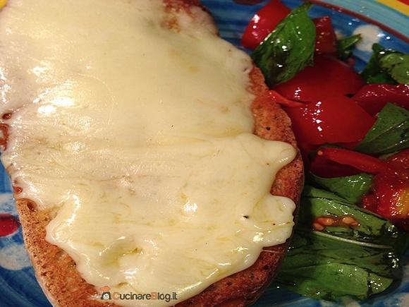 Crostini al caciocavallo filante