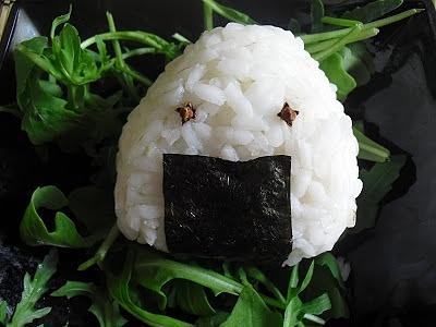 Onigiri giapponese con tonno e riso semplice