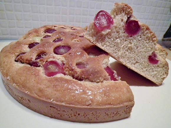 Torta all'uva bianca e nera senza uova e latte