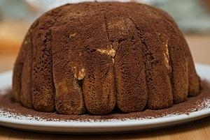 Zuccotto bicolore con savoiardi e bavarese al cioccolato e vaniglia
