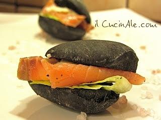 Paninetti al nero di seppia con salmone e burro