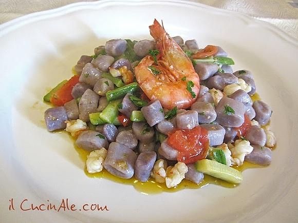 Gnocchetti di patate violette saltati con zucchine e gamberi rossi di Mazara