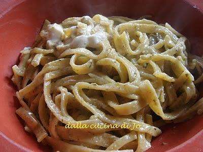 Tagliatelle verdi con pesto e olive