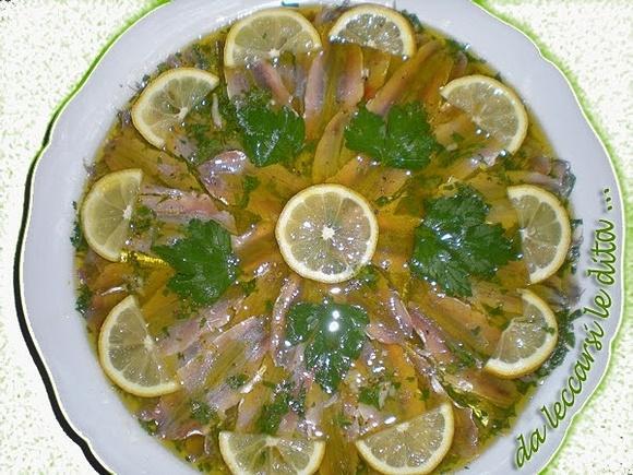 Marinatura di alici con limone e olio d'oliva