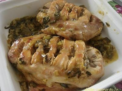 Coniglio allo zafferano con foglie di sedano