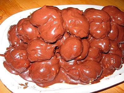 Profiteroles con crema zabaione e cioccolato