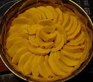 Torta svizzera al gusto delicato con frutta stagionale