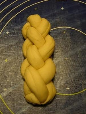 Dolce treccia a due fili con impasto di pane decorato