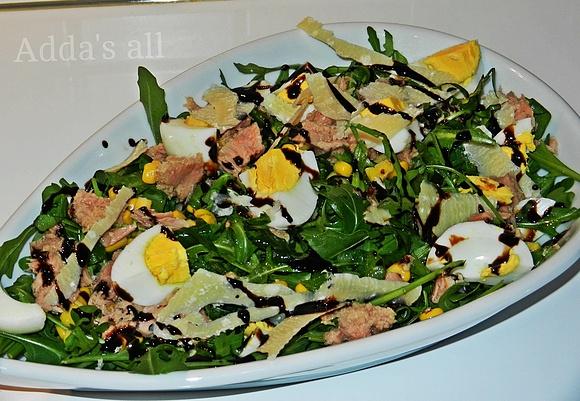 Insalata di rucola, uova, tonno e mais