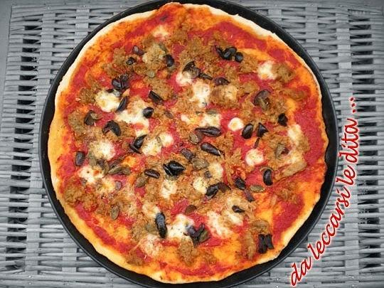 Pizza al tonno con mozzarella e olive