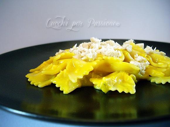 Farfalle con salsa allo zafferano e orata riciclo