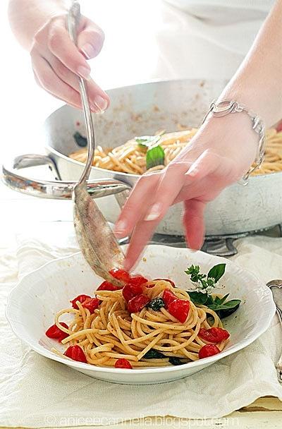 Spaghetti a panzanella pomodoro e basilico