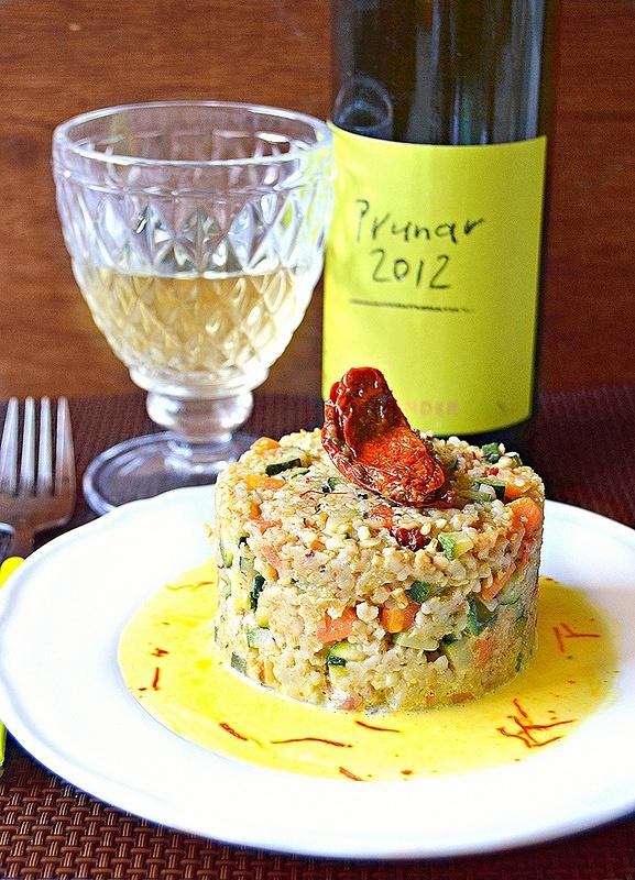 Bulgur alle verdure con pesto di pistacchio pomodori secchi e salsa allo yogurt allo zafferano