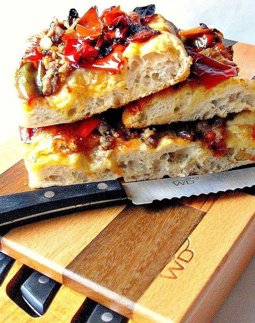 Pizza Bonci con peperoni e salsiccia