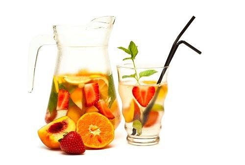 Sangria bianca con spumante e vodka secca
