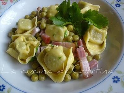 Tortellini ricotta e spinaci con piselli e parmigiano