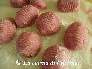 Gnocchi di patate e barbabietola ripieni di scamorza affumicata