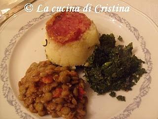 Formato di cotechino con purè di patate e spinaci