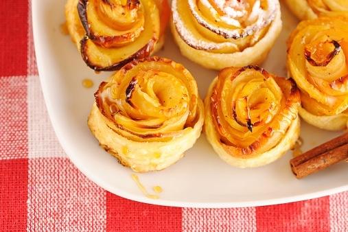 Rose di mele e pasta sfoglia