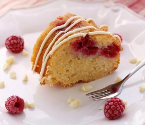 Ciambellone con mandorle, lamponi e cioccolato bianco
