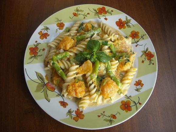 Fusilli con panna, zucca e asparagi