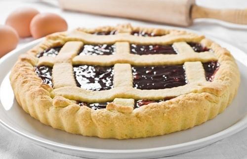 Crostata con marmellata di prugne fatta in casa