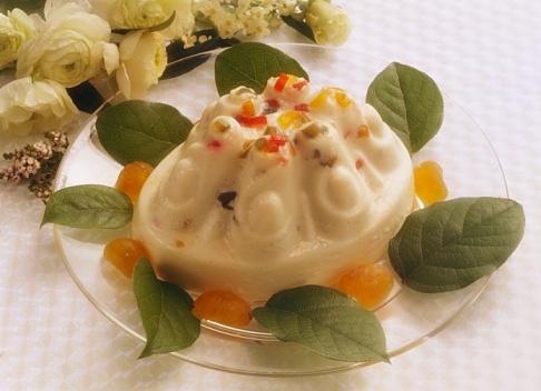 Biancomangiare con frutta sciroppata