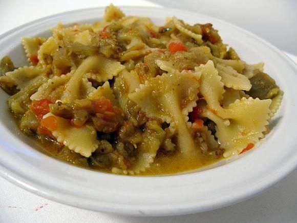 Farfalle con melanzane e pomodori