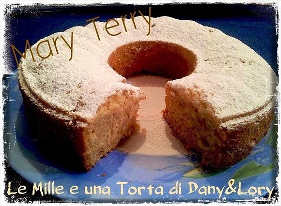 Ciambellone allo yogurt, mele e nocciole