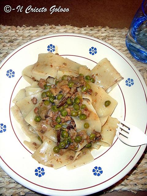 Nastroni toscani con piselli e funghi