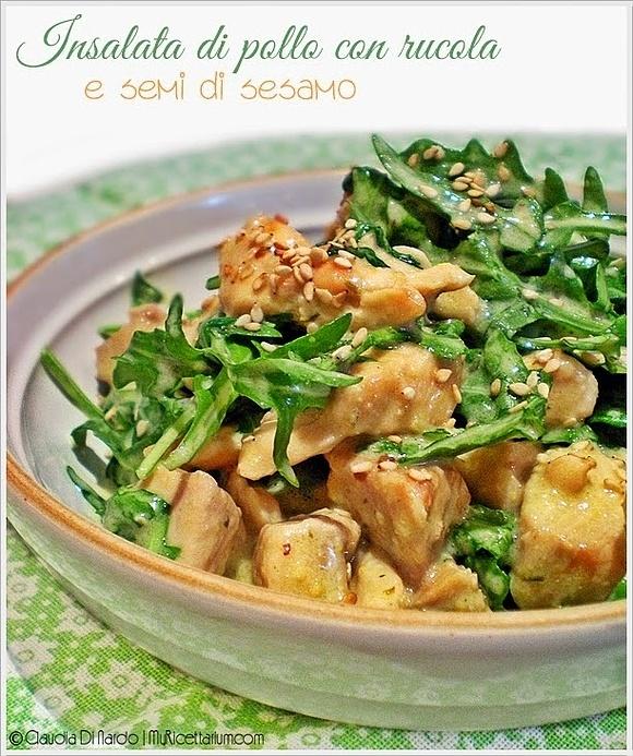 Insalata di pollo con rucola e semi di sesamo