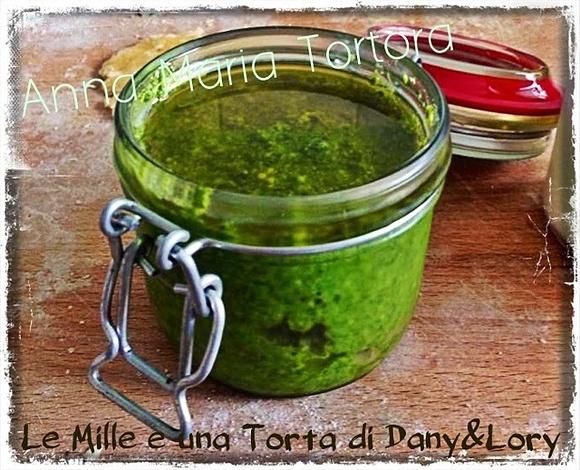 Pesto fatto in casa con basilico, noci e parmigiano