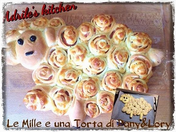 Pecorella di panbrioches farcita con cotto, scamorza e olive nere