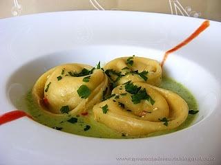 Tortelloni ripieni di ricotta pomodori secchi e basilico su vellutata di zucchine