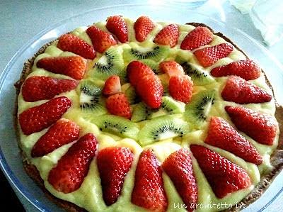 Crostata di primavera con crema pasticcera e frutta fresca