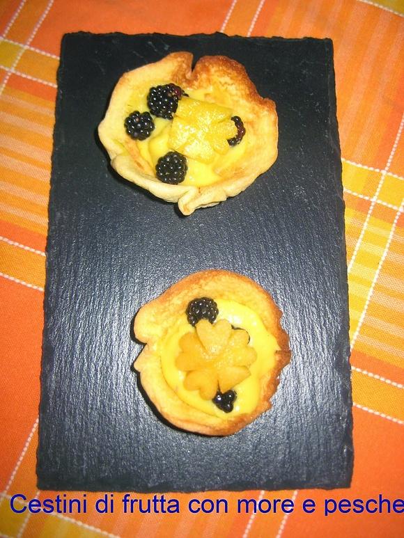 Cestini di frutta con more e pesche