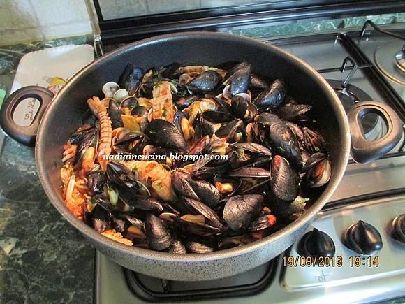 Zuppa di pesce veloce con ingredienti misti per zuppa