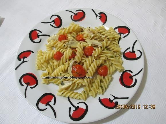 Fusilli con funghi freschi raccolti