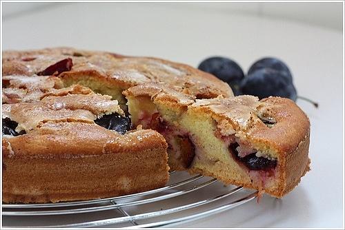 Torta di prugne con aroma di rosa