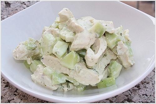 Insalata di pollo con cetrioli e yogurt alla menta
