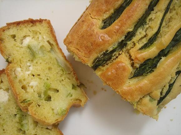 Cake con asparagi e feta