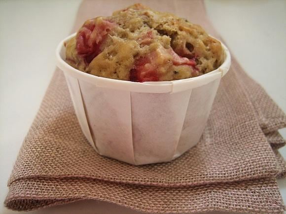 Muffin rustico con fiocchi di farro e fragole