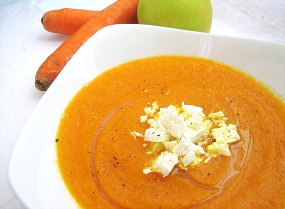 Zuppa di carote, mele e feta