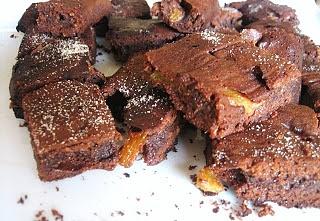 Quadrotti al cioccolato, pesca e amaretti