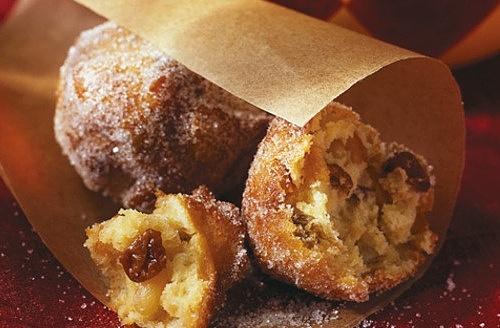 Fritole di Carnevale con uvetta, pistacchi e mele