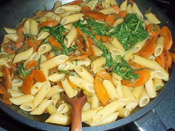 Penne con carote e rucola