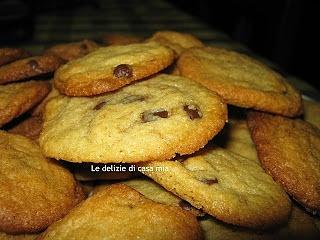 Cookies al burro d'arachide con cioccolato e zucchero di canna