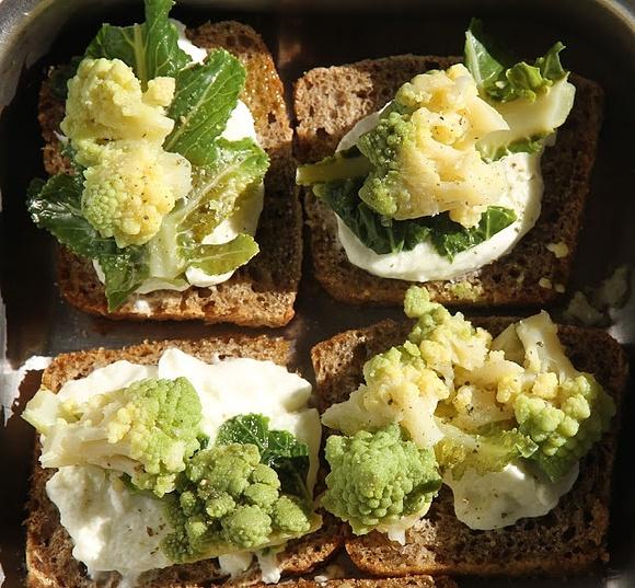 Cavolo romanesco sopra il pane nero ai sette cereali