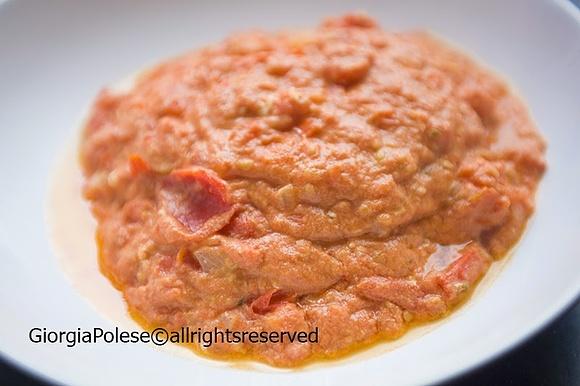 Menemen turco con uova e pomodori
