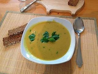 Zuppa thai di patata dolce e latte di cocco con segreto sull'uso delle erbe aromatiche